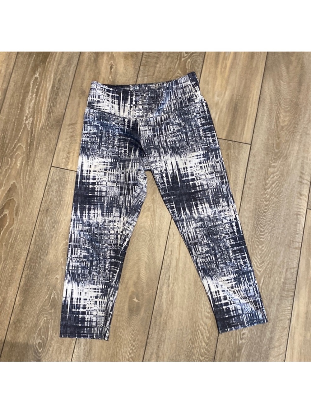 Onzie Black & White Abstract-Print Joggers - size S/M